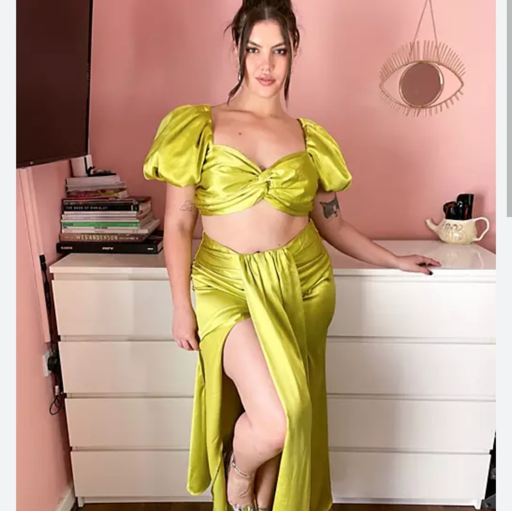 Asos Yaura plus satin green set